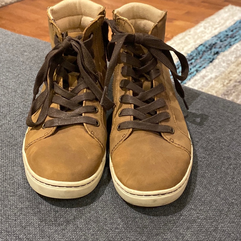 Ugg tennis shoes. Size 7. Gently used